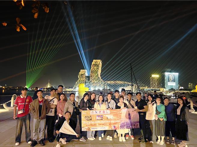 黄色小鸭魅力吸引许多越南及马来西亚旅行团特别安排参观。（高市观光局提供）