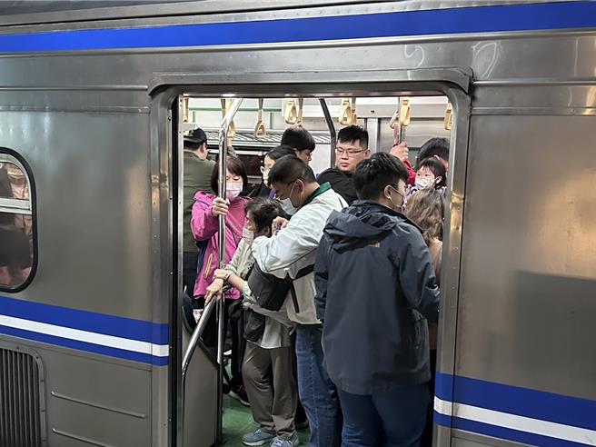 台湾灯会高铁灯区开幕首日吸引破百万人次参观，台铁沙崙站昨天单日涌进3万人，是平日的6倍。(曹婷婷摄)