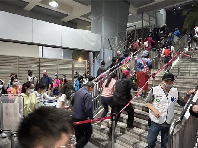 台湾灯会高铁灯区开幕首日吸引破百万人次参观，台铁沙崙站昨天单日涌进3万人，是平日的6倍。(曹婷婷摄)