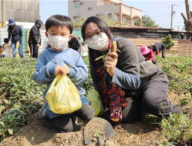 嘉義縣社區規劃師駐地輔導計畫「野力嘉義，共創＋1」工作坊，今25日舉辦授證儀式暨成果發表，全場大小朋友一起體驗挖地瓜，收穫滿滿。（呂妍庭攝）