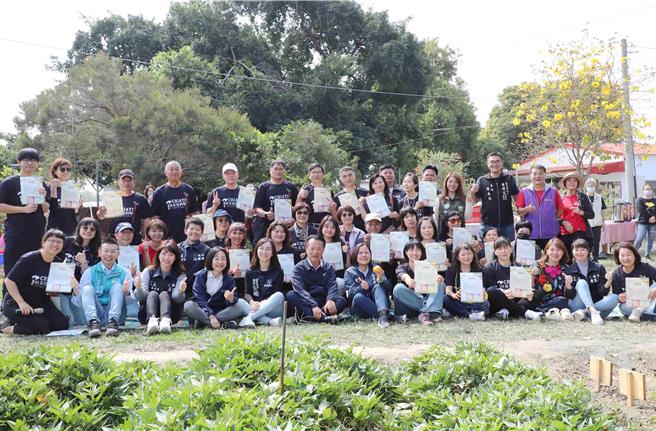 嘉義縣政府去年度嘉義縣社區規劃師駐地輔導計畫「野力嘉義，共創＋1」工作坊，今25日舉辦授證儀式暨成果發表。（呂妍庭攝）