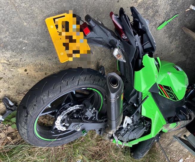 男子騎黃牌重機不慎自摔。（民眾提供／李京昇苗栗傳真）