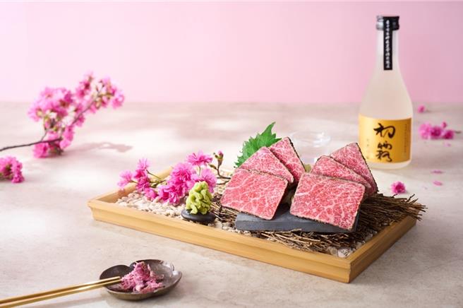 限时至「艺奇和牛岩板烧 日本料理」消费两客指定套餐，品牌就招待「和牛刺身佐樱花渍」。（王品集团提供／朱世凯台北传真）