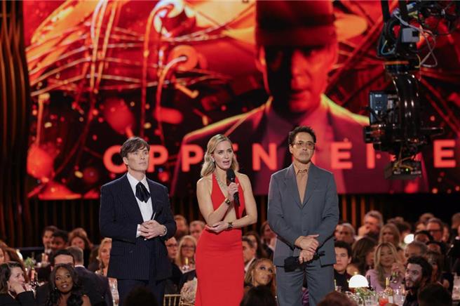 小勞勃道尼（右起）、愛蜜莉布朗、席尼墨菲主演的《奧本海默》制霸獎季，在演員工會獎再下一城。（路透社）