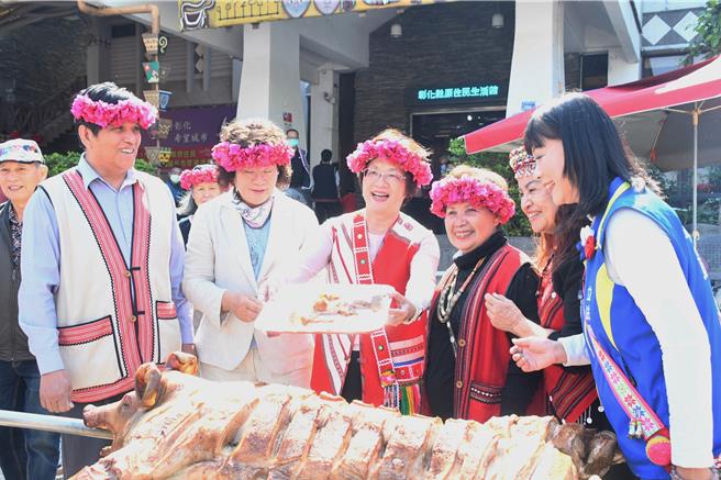 彰化縣政府25日在原住民生活館舉辦原住民團圓賀喜迎新春活動，彰化縣長王惠美現身與上百原民同歡。（彰化縣政府提供／吳建輝彰化傳真）