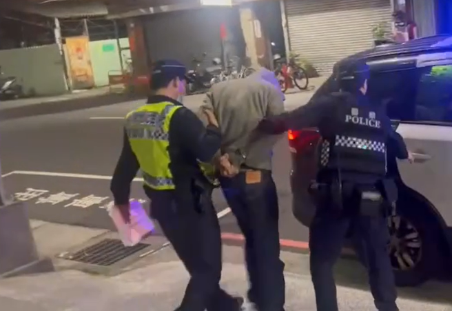 邱男因為心情不好喝到爛醉，見到員警關心，竟自曝「我被通緝啦」。（翻攝畫面）