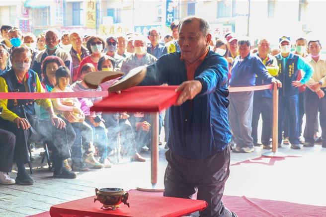 鞋布工廠老闆游成鑒24日在西港慶安宮擲出最多的11次聖杯，獲西港刈香旗牌官。（西港慶安宮提供／程炳璋台南傳真）