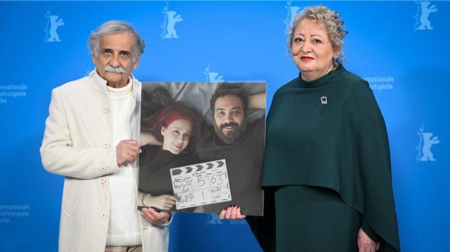 《我最喜歡的蛋糕》女主角莉莉法哈德普爾（右起）、男主角伊斯麥依梅赫拉比 出席柏林影展紅毯及記者會時，均隨身帶著導演的照片海報出席。（海鵬影業提供）