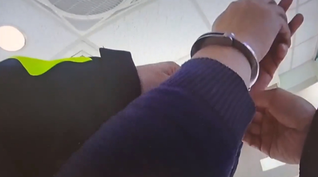 53歲盛姓男子本月22日晚間在路上閒晃見員警巡邏，擔心自己通緝身分遭識破，竟在院外電梯撿拾他人遺落的陪病症，潛入台大院區，不料因行經詭異，被眼尖的駐衛警識破，員警獲報到場逮捕盛男，訊後依法送辦。