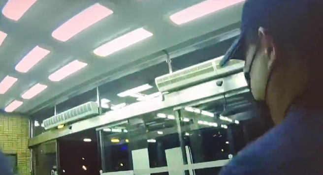 警方表示，駐衛警觀察其行為舉止十分可疑，暫時留置盛嫌後立即通報警方到場協助，員警於獲報後隨即趕赴現場，經到場查證發現原來盛嫌是一名詐欺通緝犯。