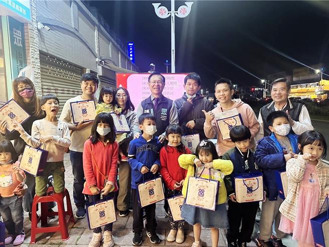 民眾黨立委張啟楷元宵節「歡慶元宵節，阿楷來相伴」活動，表示會全力協助解決台積電封測廠落腳嘉科相關事宜。（民眾黨嘉義黨部提供∕呂妍庭嘉義傳真）
