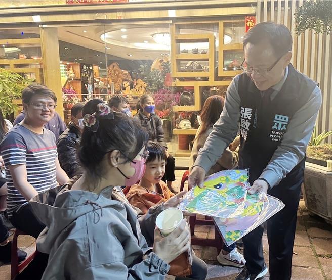 民眾黨立委張啟楷元宵節「歡慶元宵節，阿楷來相伴」活動，吸引近百小草參與。（民眾黨嘉義黨部提供∕呂妍庭嘉義傳真）