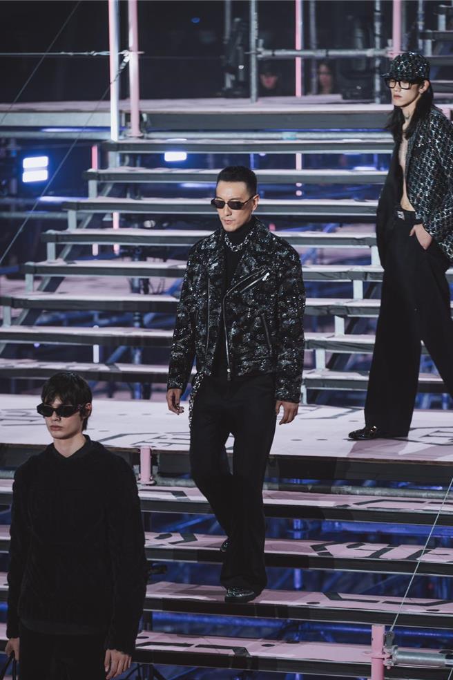 王陽明體驗走秀直呼是人生第一次、非常緊張。（帝國娛樂提供）