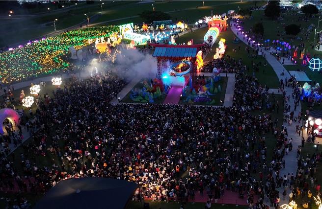 昨元宵節，在新北大都會公園舉辦的新北燈會，現場湧入65萬民眾。（新北市民政局提供）