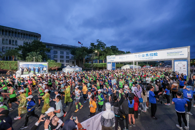 2024渣打台北公益馬拉松25日於總統府前盛大開跑。（渣打銀行提供）