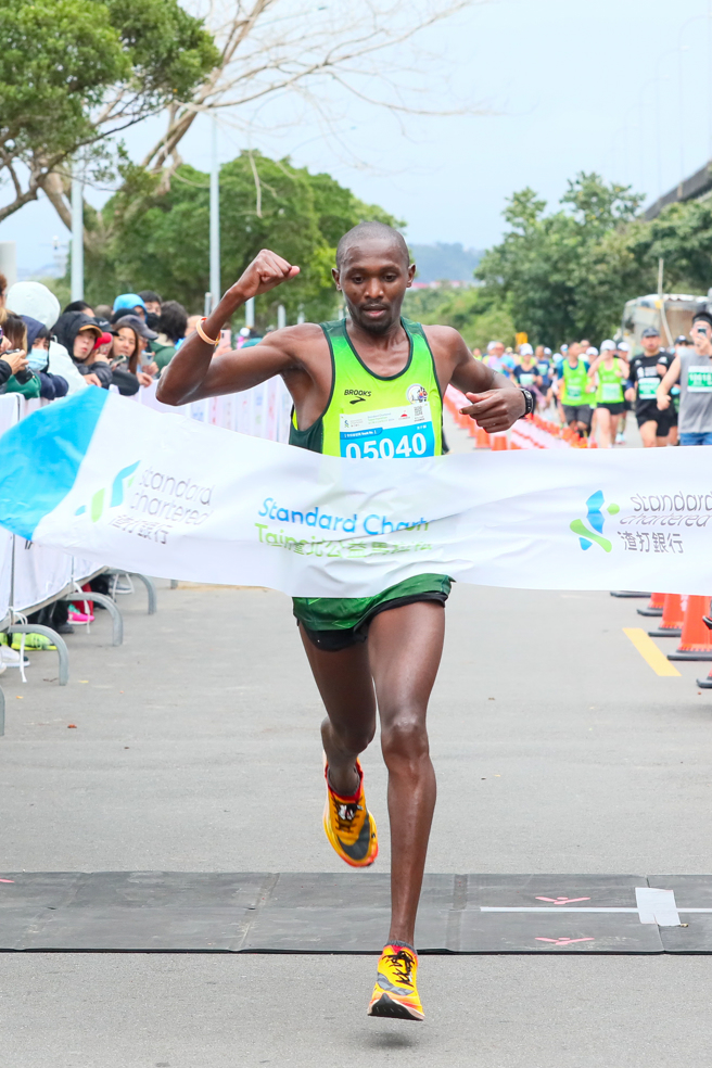 肯亞跑者法蘭西斯以2小時25分35秒勇奪2024渣打馬全馬男子組總冠軍。（渣打銀行提供）