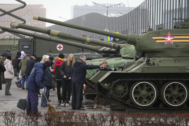 俄罗斯23日庆祝「祖国保卫者日」，在圣彼得堡举行举行盛大军力展示活动。（图／美联社）