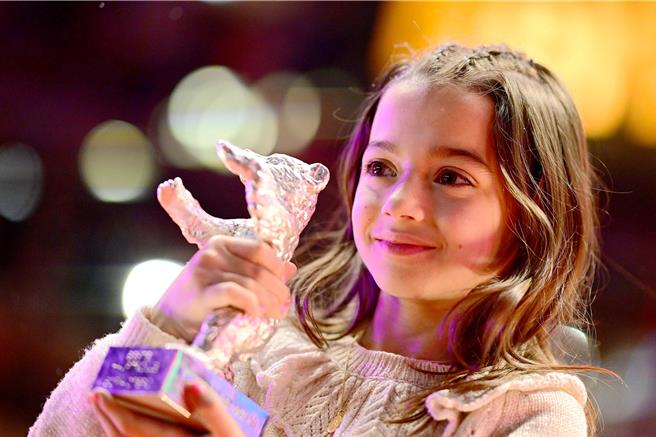 電影《兩萬種蜜蜂》主演8歲女童蘇菲亞奧特羅勇奪柏林銀熊獎。（海鵬提供）