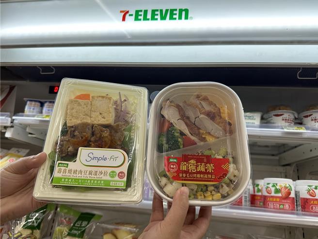 7-11严选多种蔬菜开发温沙拉，并为上班族女性推蔬菜量十足的轻食商品，包括「藜麦毛豆烤鸡轻蔬餐盒」（右），109元。（7-11提供／朱世凯台北传真）
