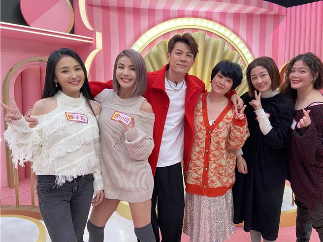 陈子玄（左起）、徐小可、陈志强、苗可丽、李维维、翊萱一同合影。（三立提供）