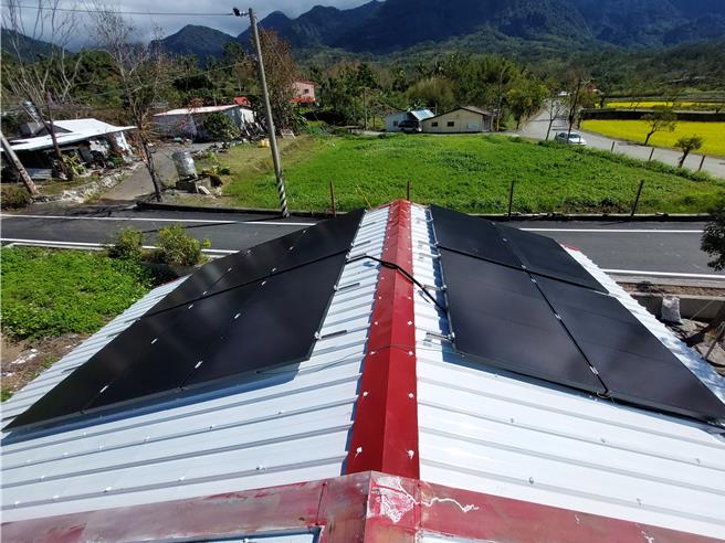 罗山学堂建置10片太阳能板。（荒野保护协会提供／王志伟花莲传真）