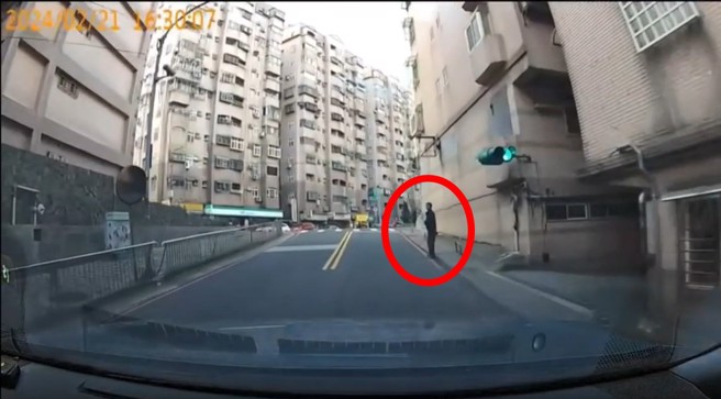 駕駛在右轉就發現該名男子行為怪怪的。（翻攝爆料公社）