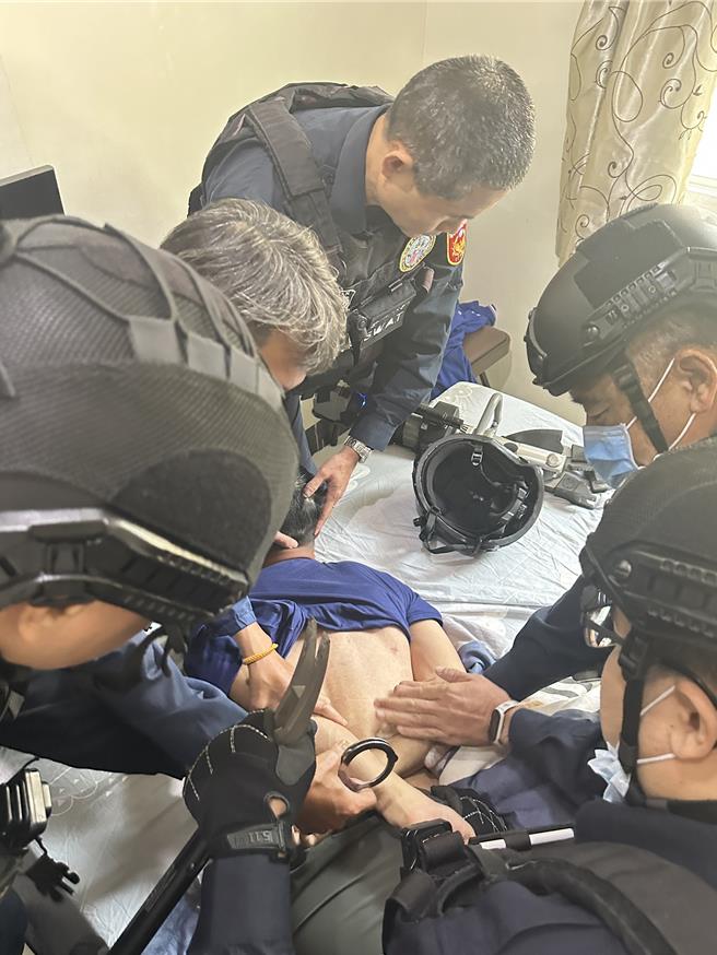 警方今天跨區在高雄逮捕刺傷雜貨店老闆的陳姓嫌犯。(讀者提供／曹婷婷台南傳真)