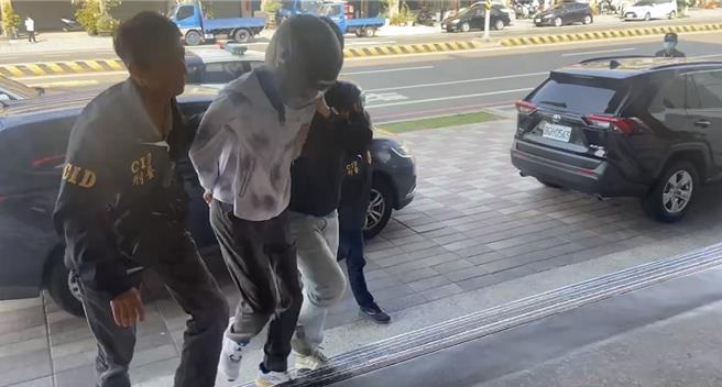 台南六分局員警將涉嫌殺傷雜貨店老闆的37歲陳姓男子帶回偵辦。(讀者提供／曹婷婷台南傳真)