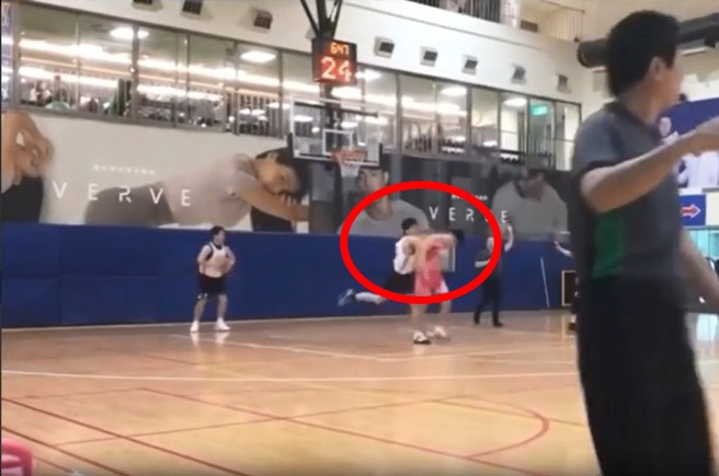 白上衣男子不滿被推擠，直接揮拳打人。（翻攝爆料公社）