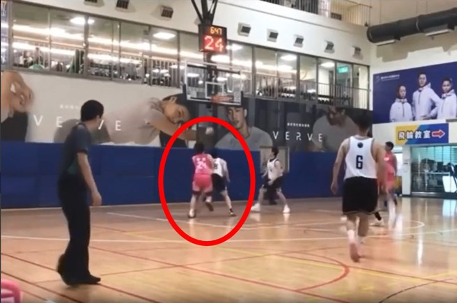 兩人衝突就是因為籃下卡位推擠導致。（翻攝爆料公社）