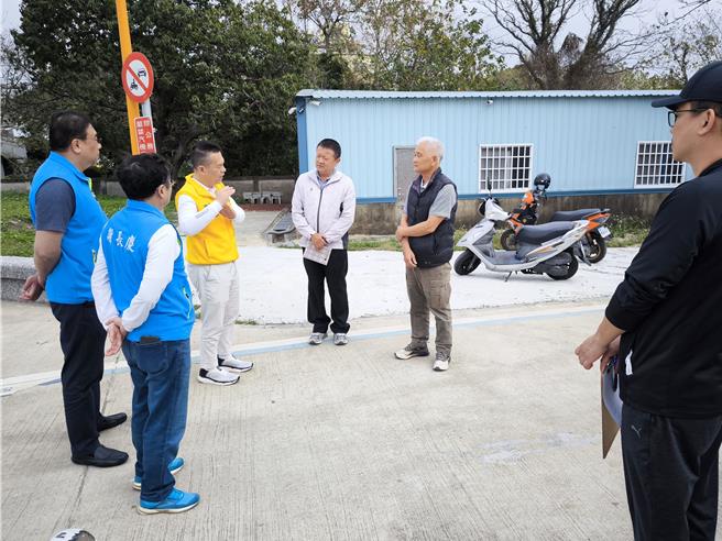 苗栗縣議員余文忠等人到場會勘。（苗栗縣政府提供／李京昇苗栗傳真）