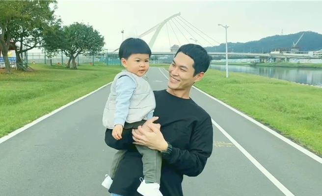 宇宙人阿奎（右）与儿子小虎乐当〈一起去跑步〉MV男主角，可爱力爆发。（相信音乐提供）
