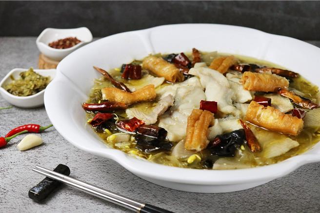 「龙胆石斑酸菜鱼」以咸味为基础、酸味为主体、辣味助风味，用料恰到好处，酸香咸甘，限时优惠价1980元。(北投大地酒店提供)