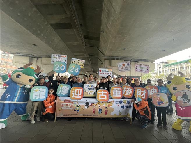 桃園龍潭迎古董嘉年華30組團隊爭奇鬥艷踩街。(呂筱蟬攝)