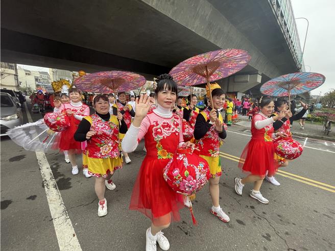 桃園龍潭迎古董嘉年華30組團隊爭奇鬥艷踩街。(呂筱蟬攝)