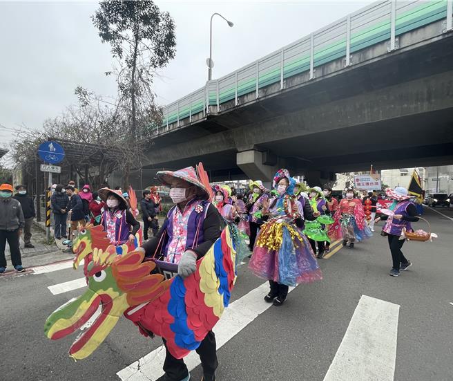 桃園龍潭迎古董嘉年華30組團隊爭奇鬥艷踩街。(呂筱蟬攝)