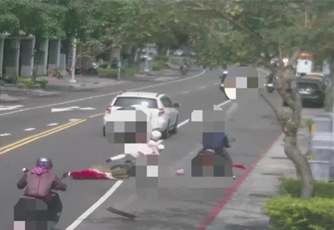 高雄一名男子骑机车载多捆扫把，其中一綑在骑车过程中掉落，导致后方一名女骑士辗过摔车。（警方提供／任义宇高雄传真）