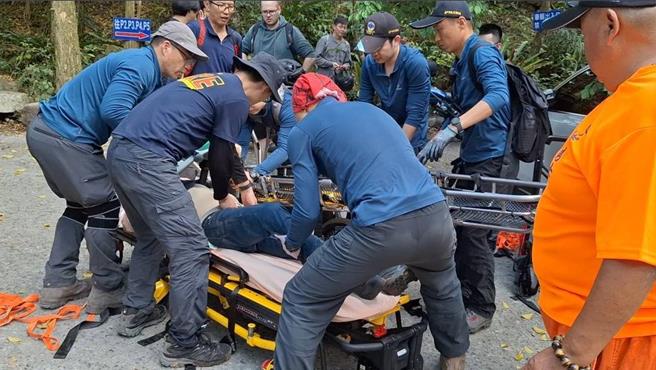 47歲陳姓男子攀登唐麻丹山突然身體不適倒地，且無生命徵象，台中市消防局獲報後馳援。（陳淑娥翻攝）