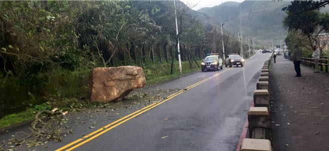 基隆市中山區外木山湖海路25日下午3時許，發生落石意外，警方及市府工務處已經趕到現場，預計晚間7時30分左右可以排除。（讀者提供／張志康基隆傳真）