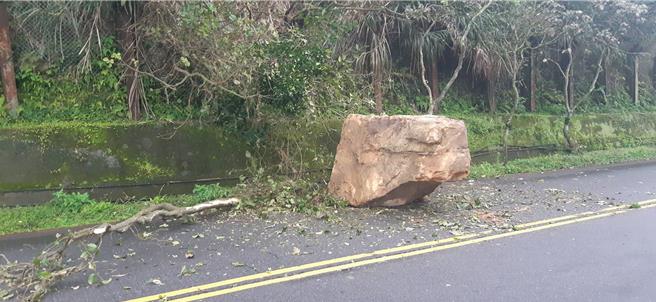 基隆市中山區外木山湖海路25日下午3時許，發生落石意外，警方及市府工務處已經趕到現場，預計晚間7時30分左右可以排除。（讀者提供／張志康基隆傳真）