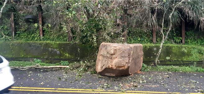基隆市中山區外木山湖海路25日下午3時許，發生落石意外，警方及市府工務處已經趕到現場，預計晚間7時30分左右可以排除。（讀者提供／張志康基隆傳真）