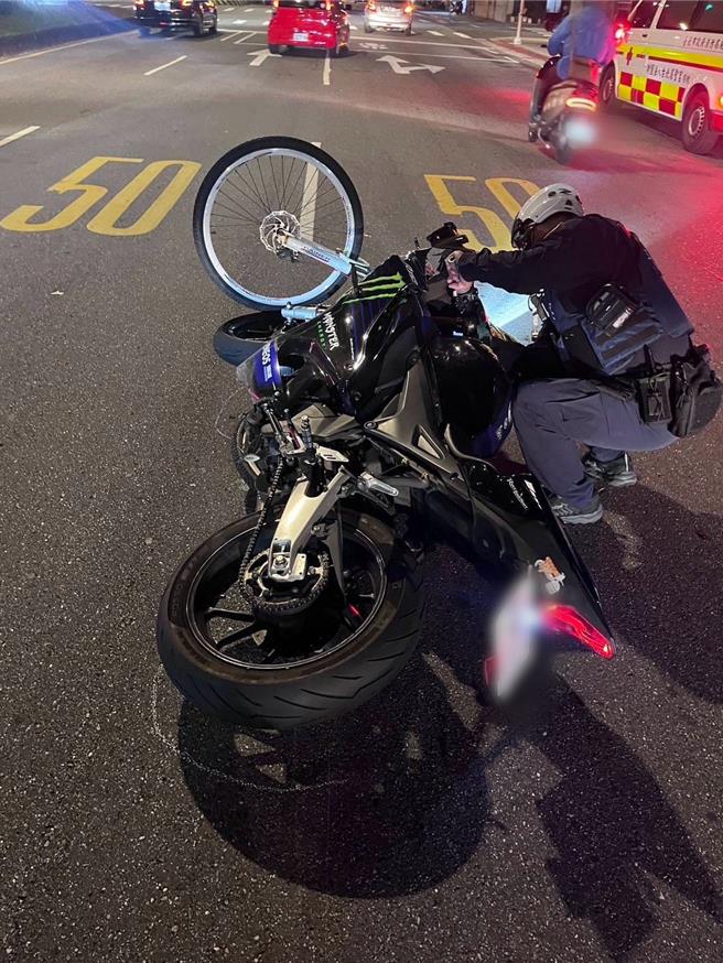 吳姓男子騎車撞腳踏車。（翻攝畫面）