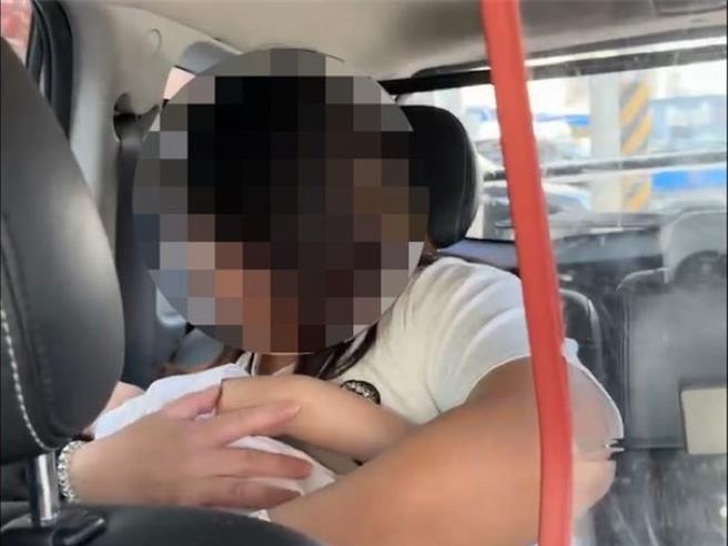 台中2歲葉姓女童日前在家裡午睡時突然抽搐、眼睛上吊，她的父親嚇得抱起孩子就急忙衝到派出所求助。(警方提供)