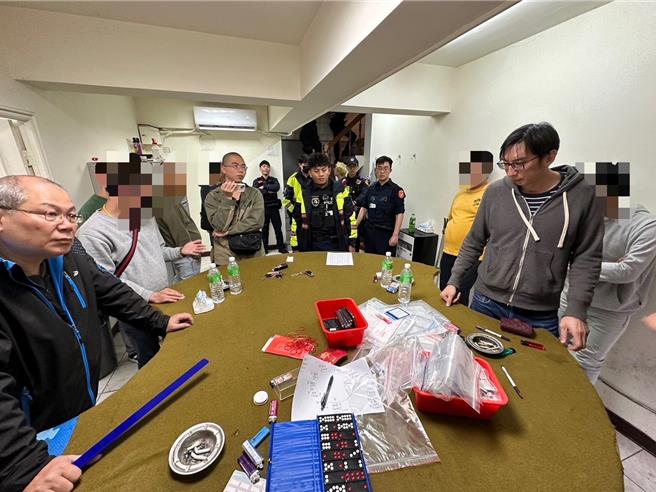 中和警分局接獲線報，25日凌晨持搜索票破門搜索，當場查獲林姓賭場經營人、葉姓工作人員兼賭客其他14名賭客。（中和警分局提供）