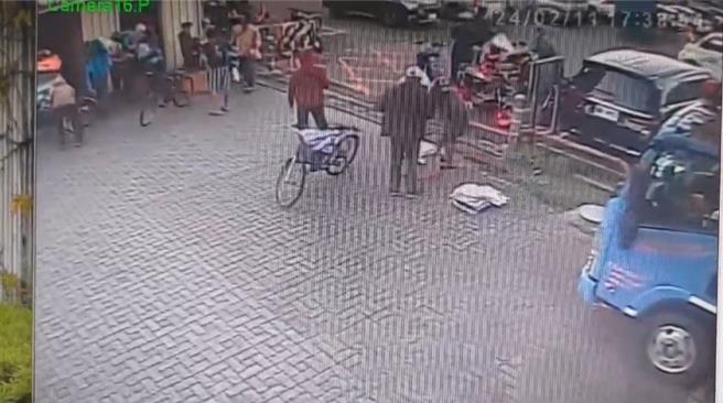 漁工搬動倉庫裡摸彩品的畫面。（民眾提供／吳佩蓉宜蘭傳真）