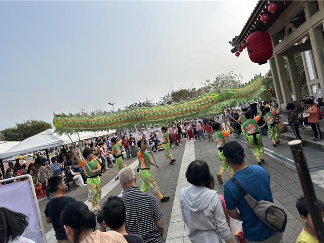 游客在旗山武德殿观赏香蕉舞蹈及舞龙。（记者林雅惠摄）