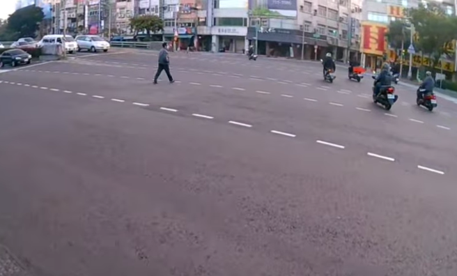 有行人過大馬路口時，不僅沒走斑馬線，竟然直接「走斜的」跨越馬路，讓來往的汽、機車都嚇翻。（圖／翻攝自臉書爆廢1公社）