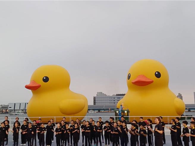 今（25）日為展期最後1天，傍晚市府特別辦歡送趴，「鴨」軸活動在音樂聲中，雙鴨繞港巡禮合體，數萬遊客離情依依，揮手高喊「掰掰鴨」。（柯宗緯攝）