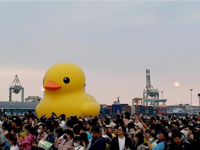 遊客捕捉黃色小鴨最後身影。（柯宗緯攝）