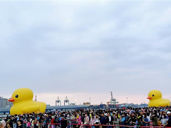 今（25）日為展期最後1天，傍晚市府特別辦歡送趴，「鴨」軸活動在音樂聲中，雙鴨繞港巡禮合體，數萬遊客離情依依，揮手高喊「掰掰鴨」。（柯宗緯攝）